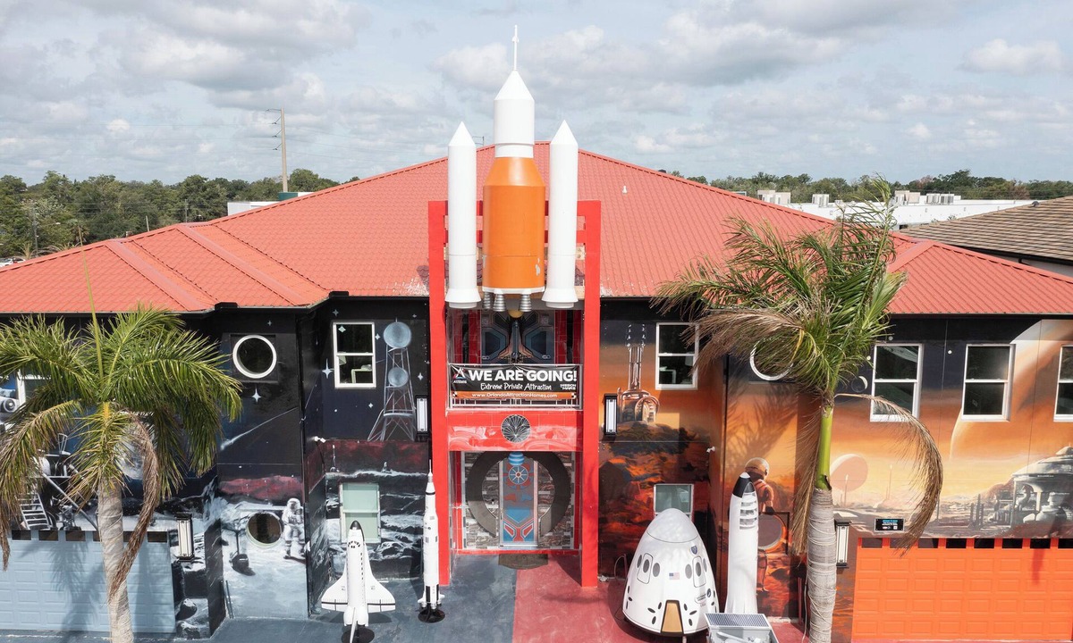 Loughman House | HUGE DISCOUNT LAST MINUTE DEALS MISSION TO MARS EXTREME PRIVATE ATTRACTION HOME