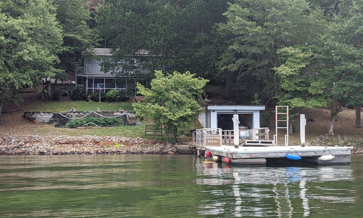 Barium Springs House | Inside Lake Norman State Park. Sleeps 12. Main Channel. Kayaks and canoes.