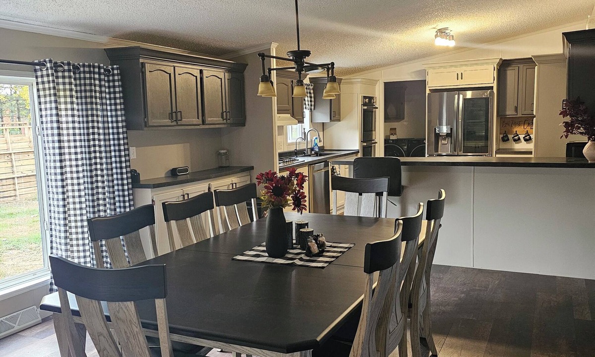 Shipshewana House | Irish Black Bear Cottage/Amish Country Retreat near Notre Dame.