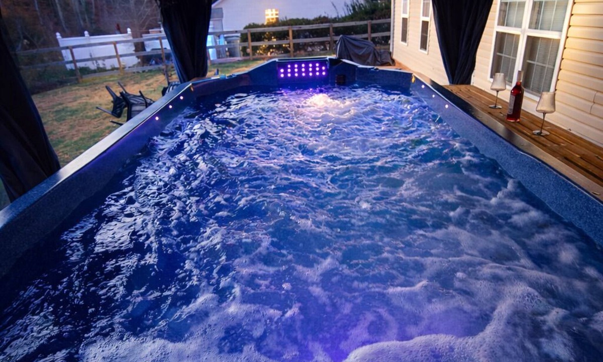 Barium Springs House | King Suite+ Swim Hot Tub + Fire Pit+ Families & Couples LNM ST Park+CLT Airport