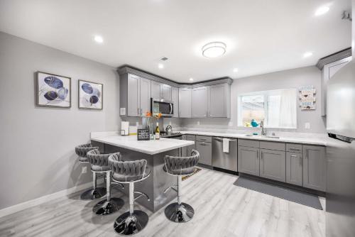 North Rose Hill House | Kirkland Home with 2 Queen Beds - Totem Lake Village