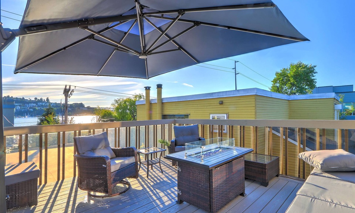 Eastlake Condo | Lake Union Sunset Views Seattle Home Firepit Deck - Minutes to Lumen Field
