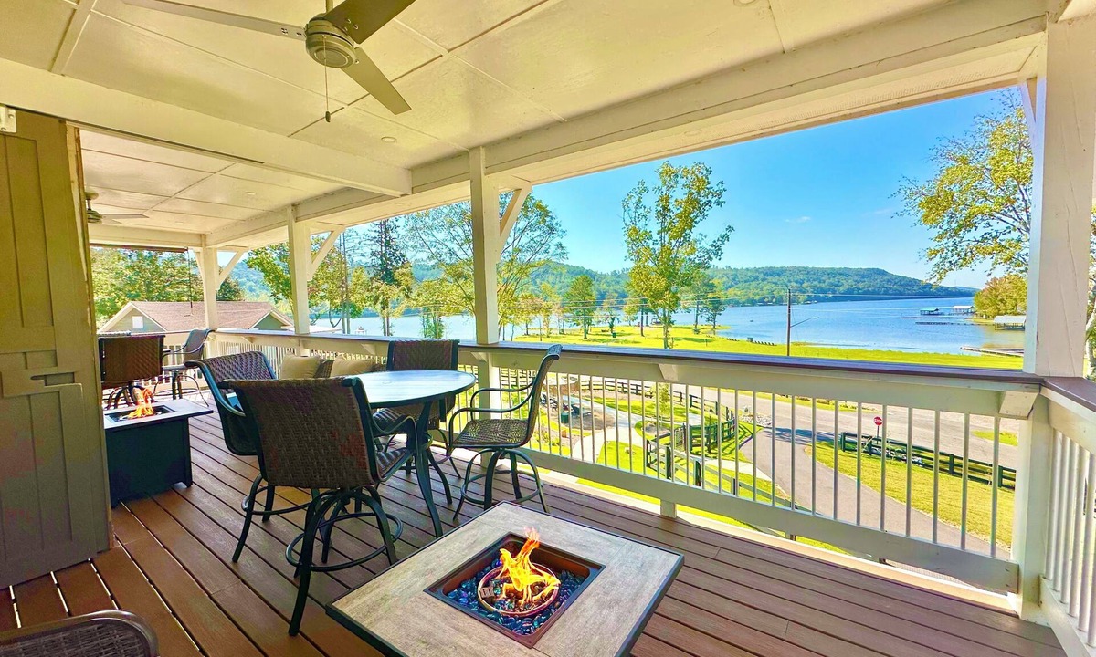 Cedar Bluff House | Lakefront "Double Studio"-Lake, Pool, Splash Pad, hot tub, fire pit, kayaks, etc