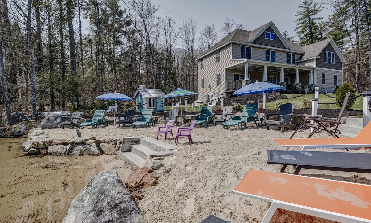 West Alton House | Lakefront Lodge sleeps 18 comfortably W/Private beach!