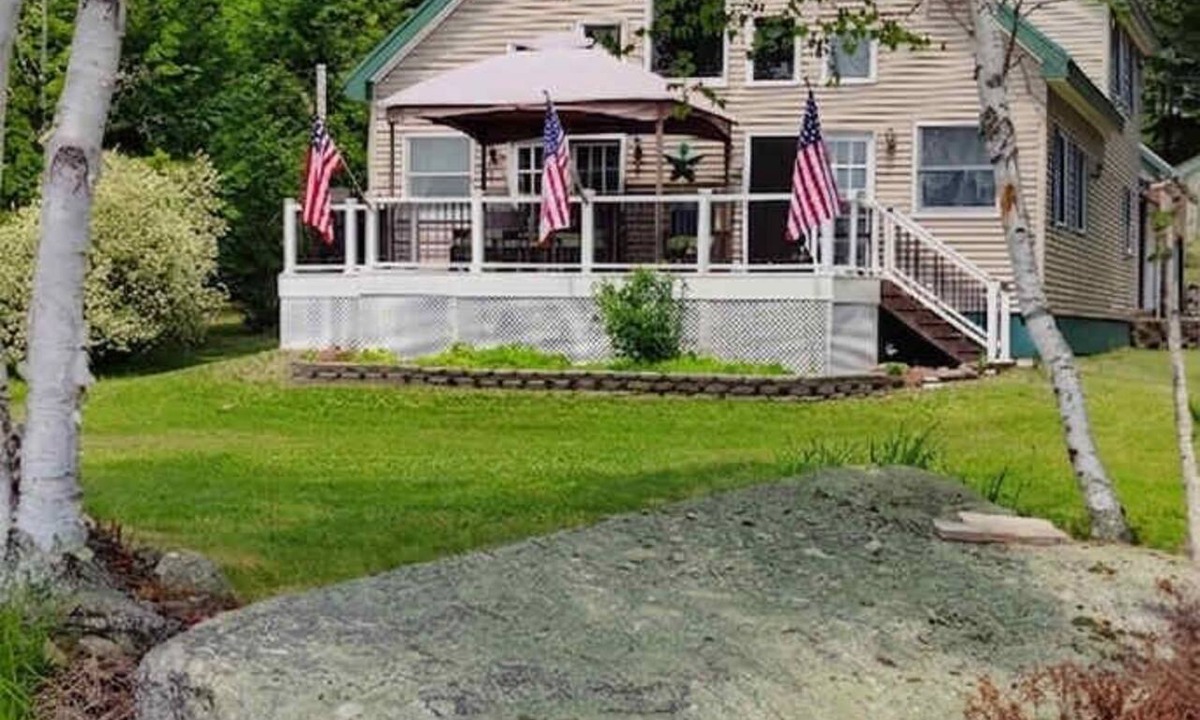 Lincoln House | Lakeside Luxury: Your Private Waterfront Escape