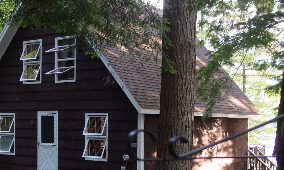 Harrison House | Live “Carefree” at Sorgenfrei – Pet-Friendly Lakefront Retreat