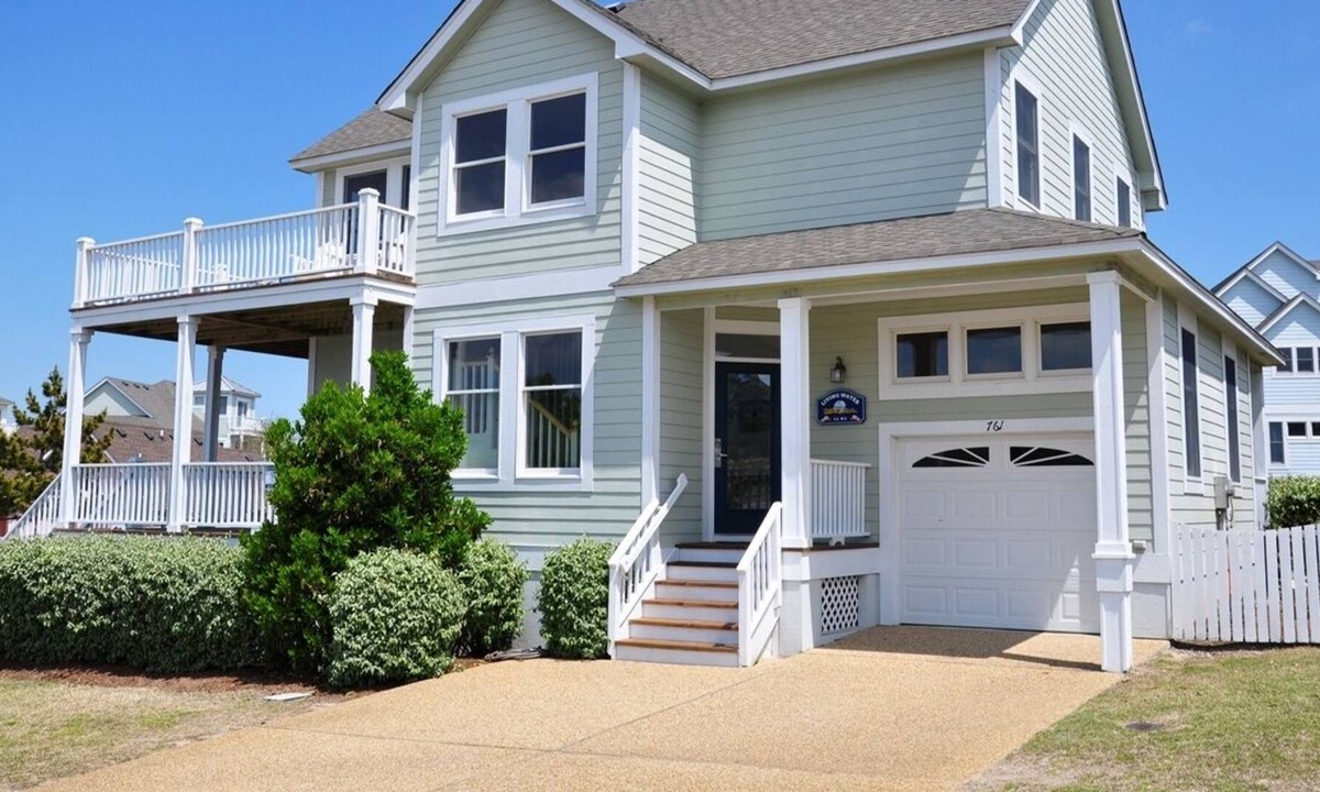 Corolla House | Living Water: Located near the 4th fairway in the beautiful gated golf course co