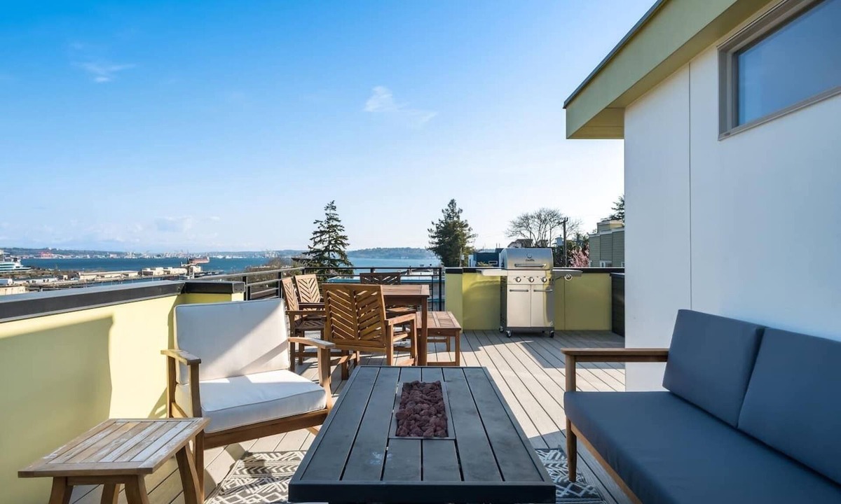 Seattle House | Luxurious Seattle townhome w/Mt Rainier and skyline views!