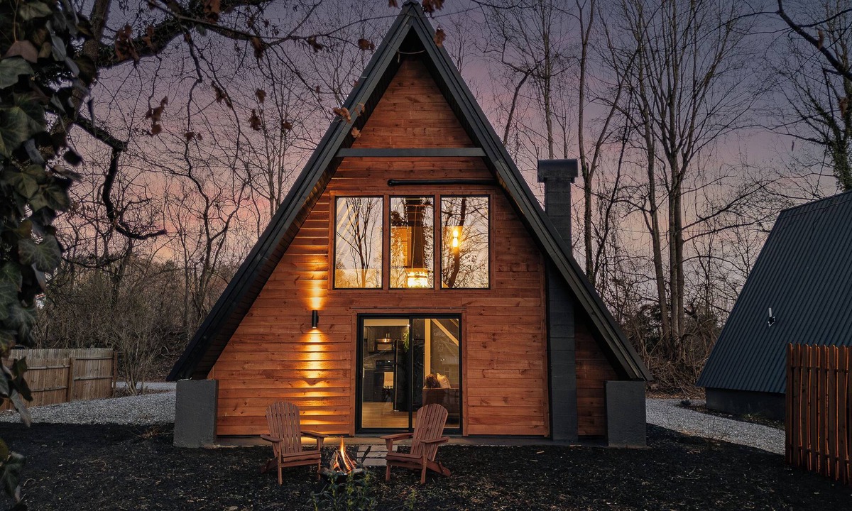 Bear Creek Ski Chalet | Luxury A-frame! Walk to Greenway! Fully Fenced Backyard! Pet Friendly + Hot Tub!