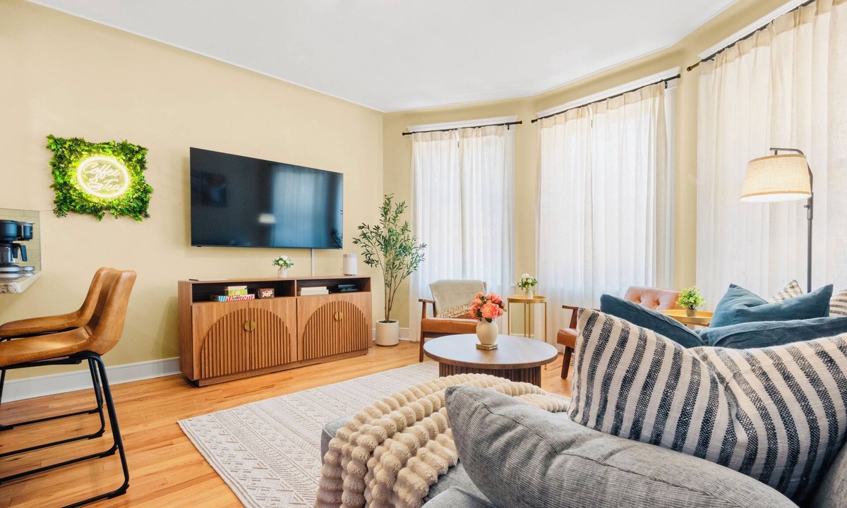 The Heights House | Modern Chic 2B2B, BBQ on Deck, 20 min to MetLife Stadium or Manhattan NYC