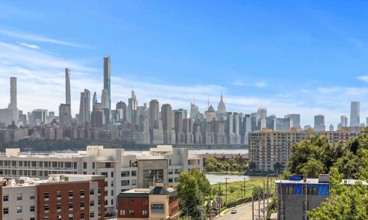 North Bergen Condo | Modern Luxury 4BR Home Den NYC Views