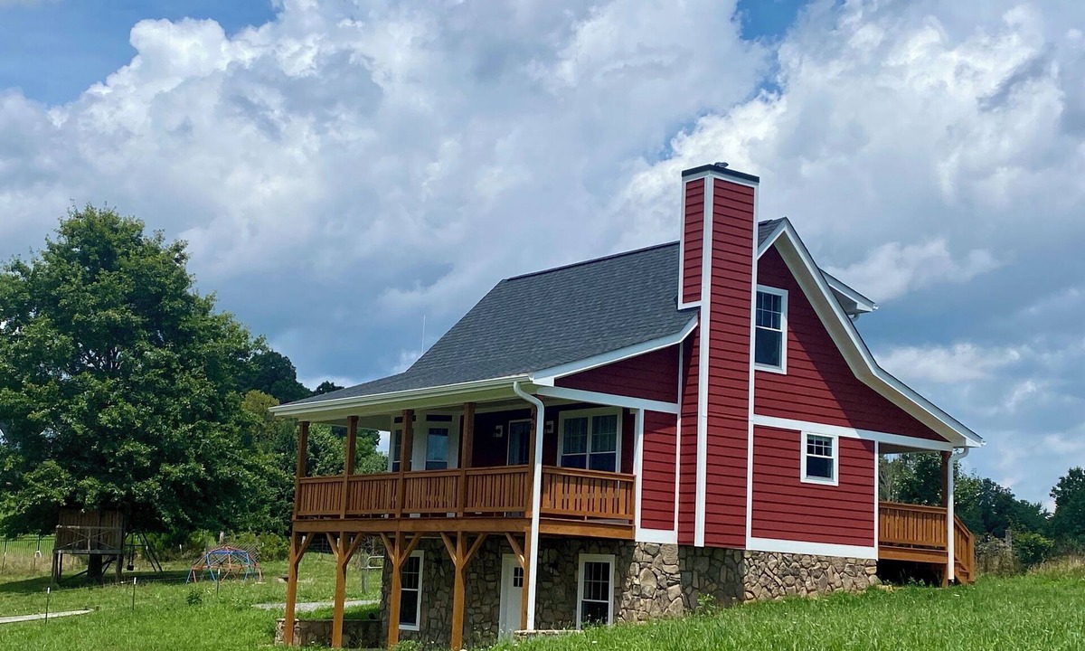 Candler House | Modern Shepherd's Lodge with stunning 360 Views, Fenced Pet Area and Pool