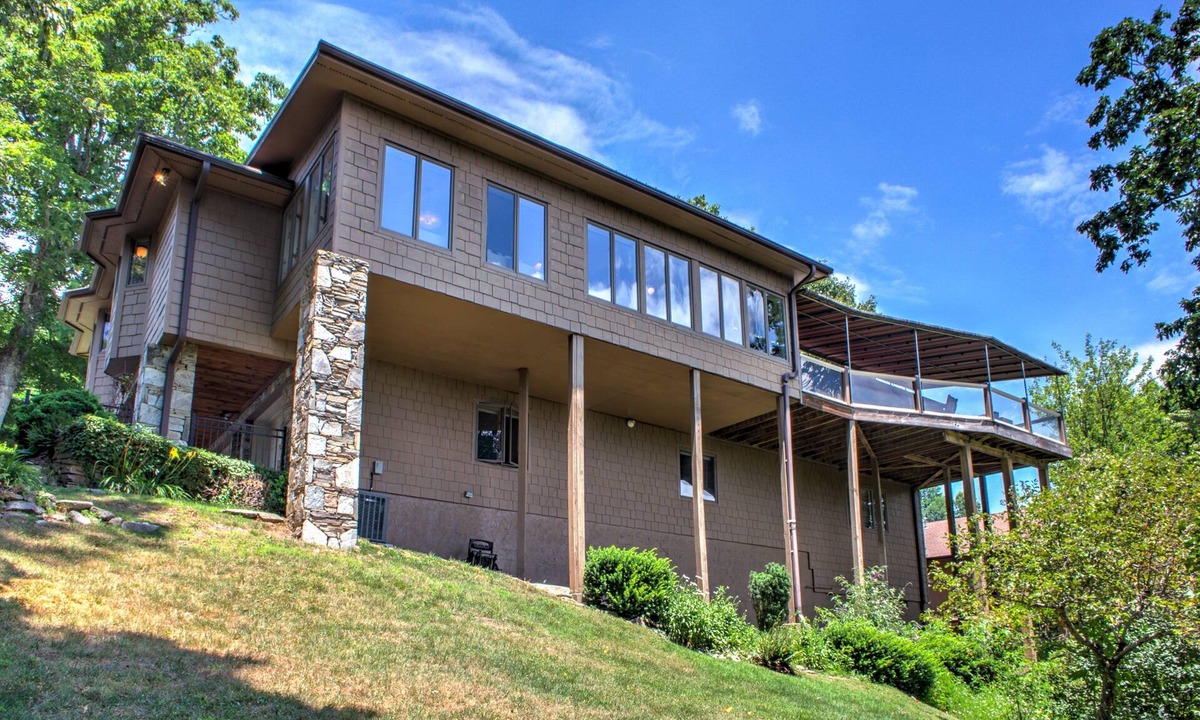 Laurel Park House | Morning Glow | Modern Mountain Retreat with Long-Range Views + Fireplace | Near Hendersonville