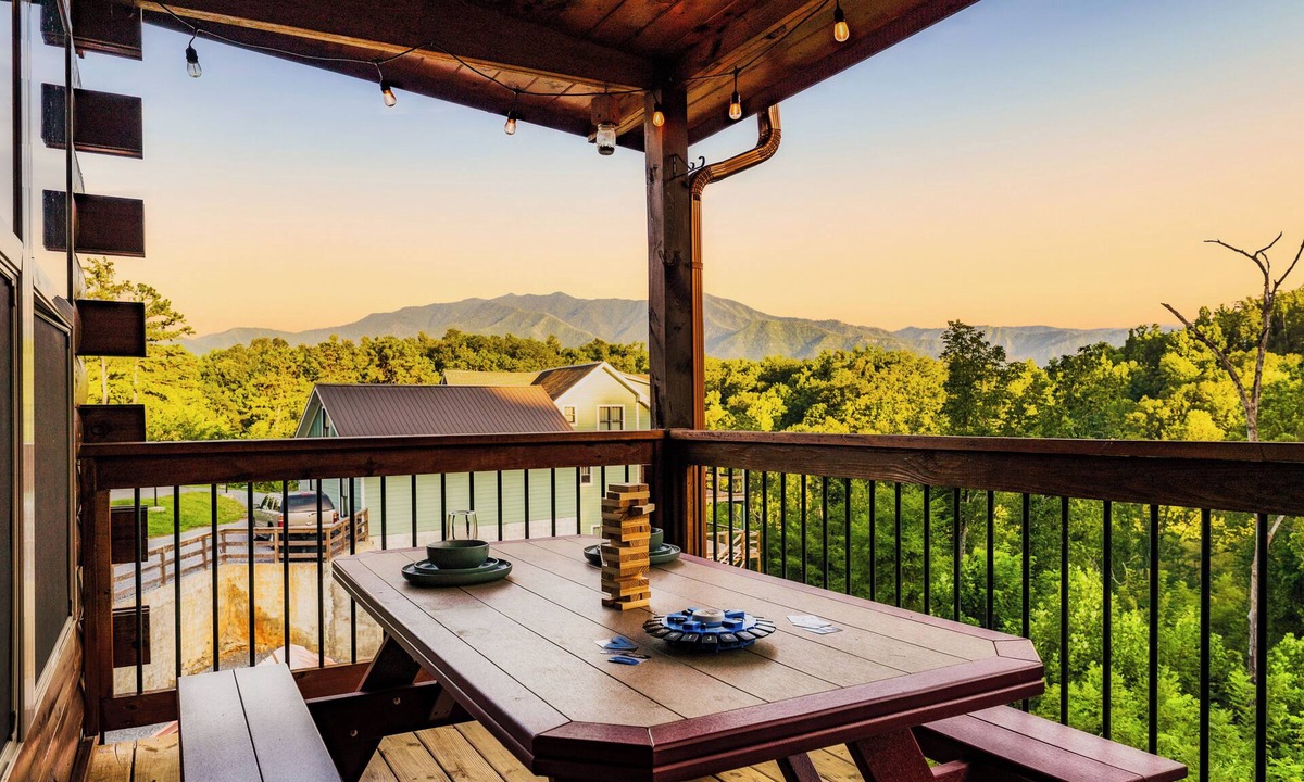 Chalet Village North Cabin | Mountain View l 3mi to Gatlinburg l Hot Tub l Game Room l Pack N Play