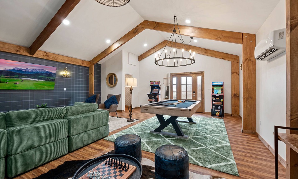 Chalet Village North Ski Chalet | Mountain Views/Game Room/Theatre Room/Jacuzzi/Fire Pit/10mins to downtown Gburg