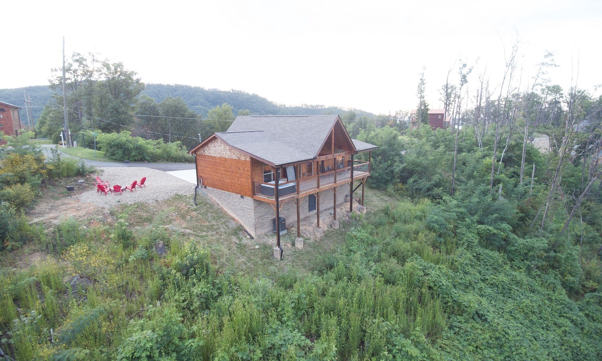 Chalet Village North Cabin | Mt. LeConte Views! Cosy Luxury Cabin, Fire Pit, Hot Tub, Outdoor Pool, Location