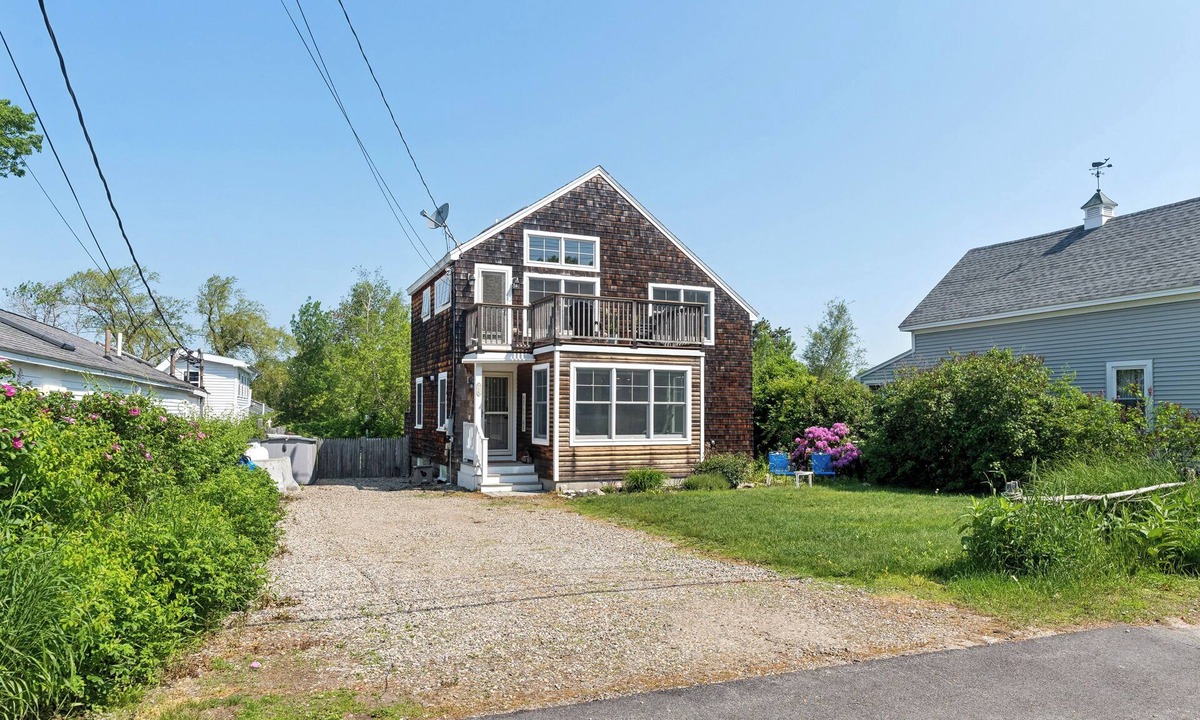 Pine Point House | New Photos! Large 4-bedroom House Close to Beach with Ample Outdoor Space!