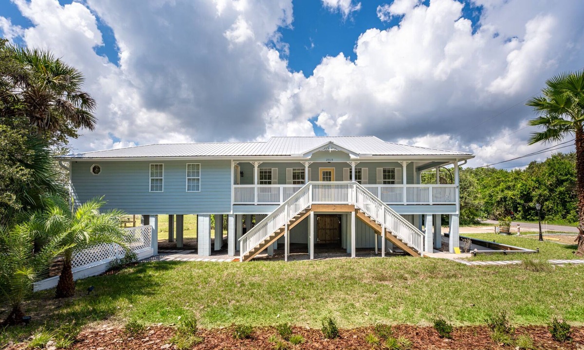 Vilano Beach House | New photos! Walk2Vilano Beach/King bed/dwntwn/pet/RV/Booat/Work trailer parking