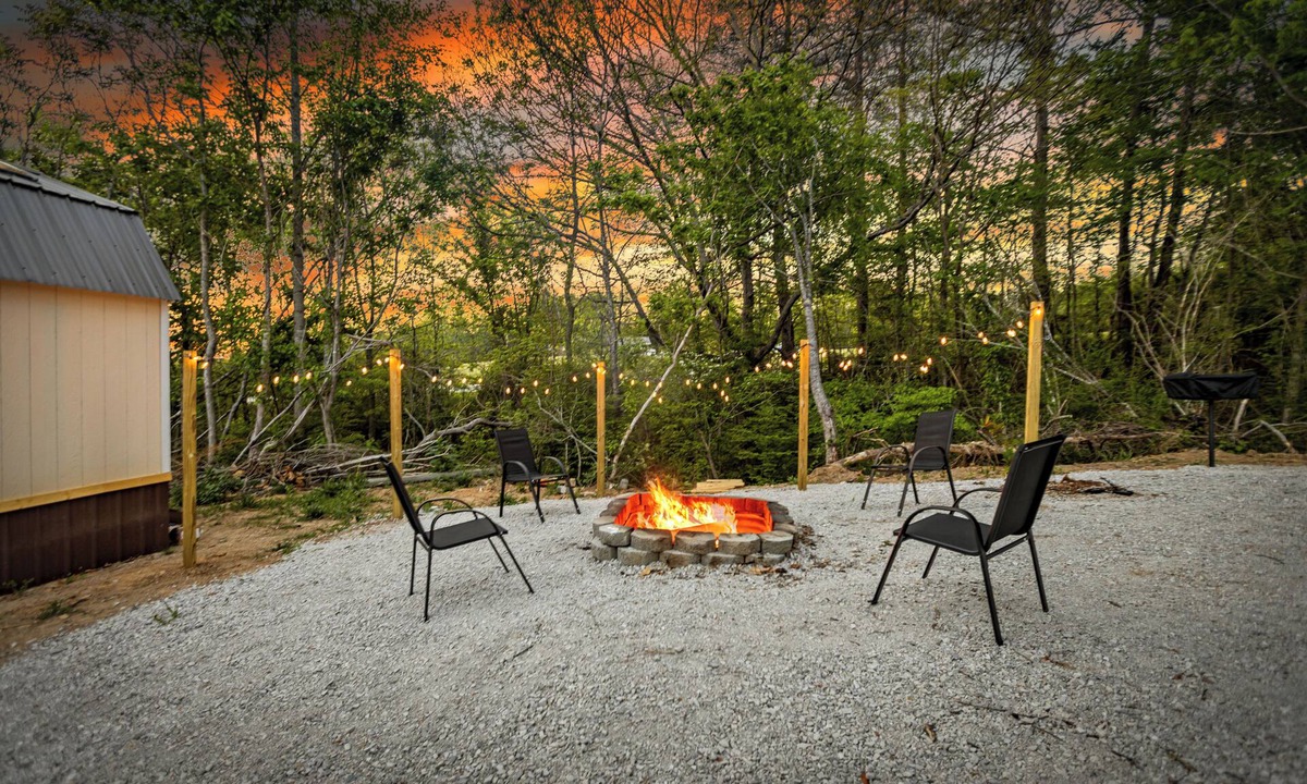 Robbins House | New Unique Home. Access to Brimstone Trails. Fire Pit. Pet Friendly. King Beds