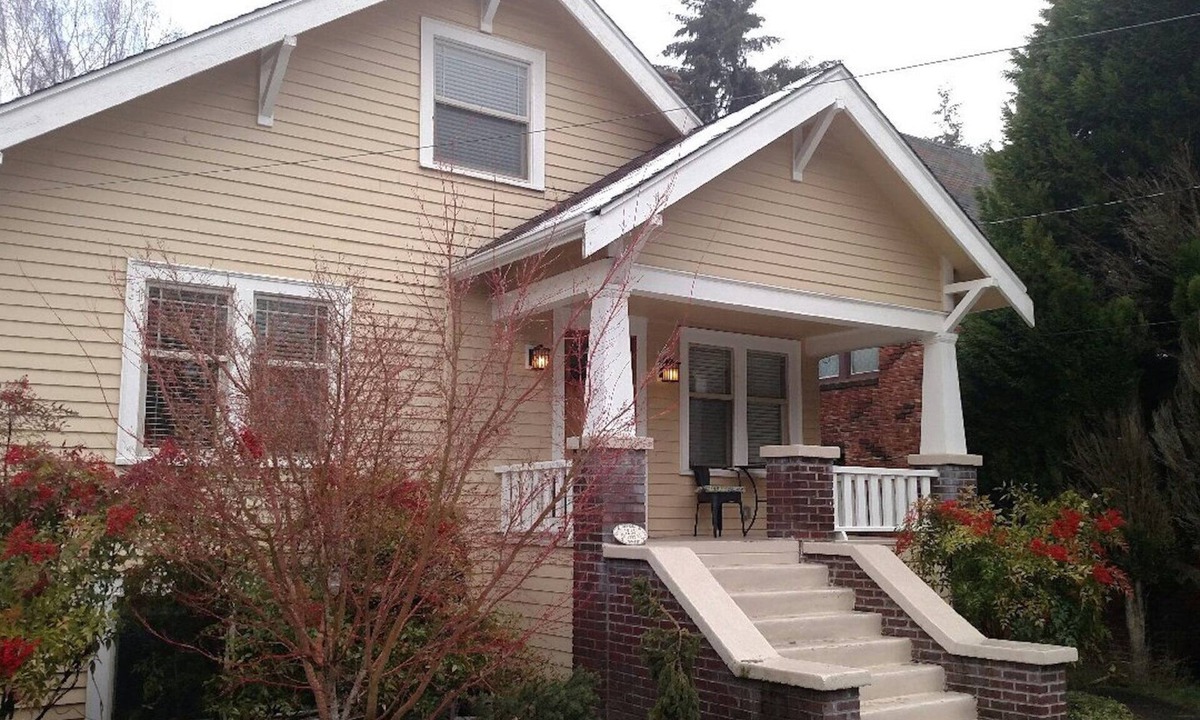 Maple Leaf House | Newly Remodel 5BR 3BA Classic in N Green Lake + Opt Studio & 2BR Apartment