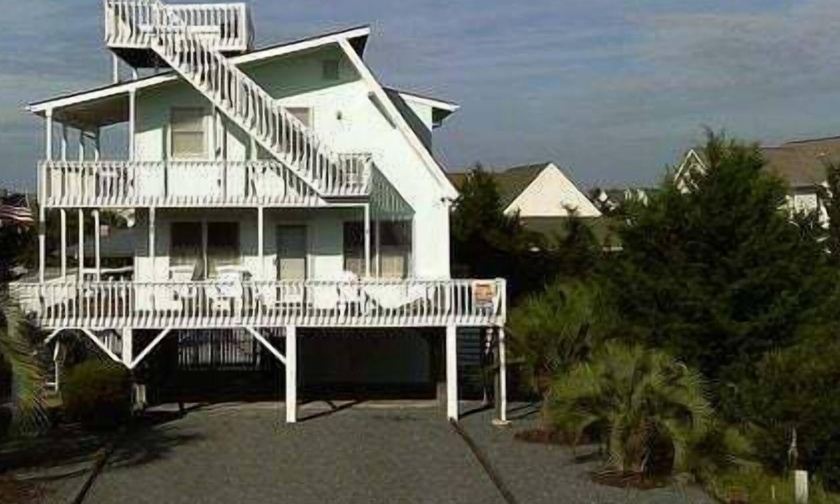 Holden Beach House | Oceanfront charm awaits at Pirate's Den, Holden Beach – perfect for 10 guests!