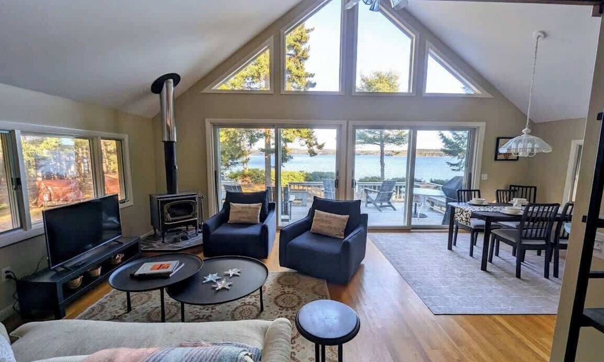 Hancock Point House | Oceanfront Cottage with Fire Pit & Stunning Views, beach access!