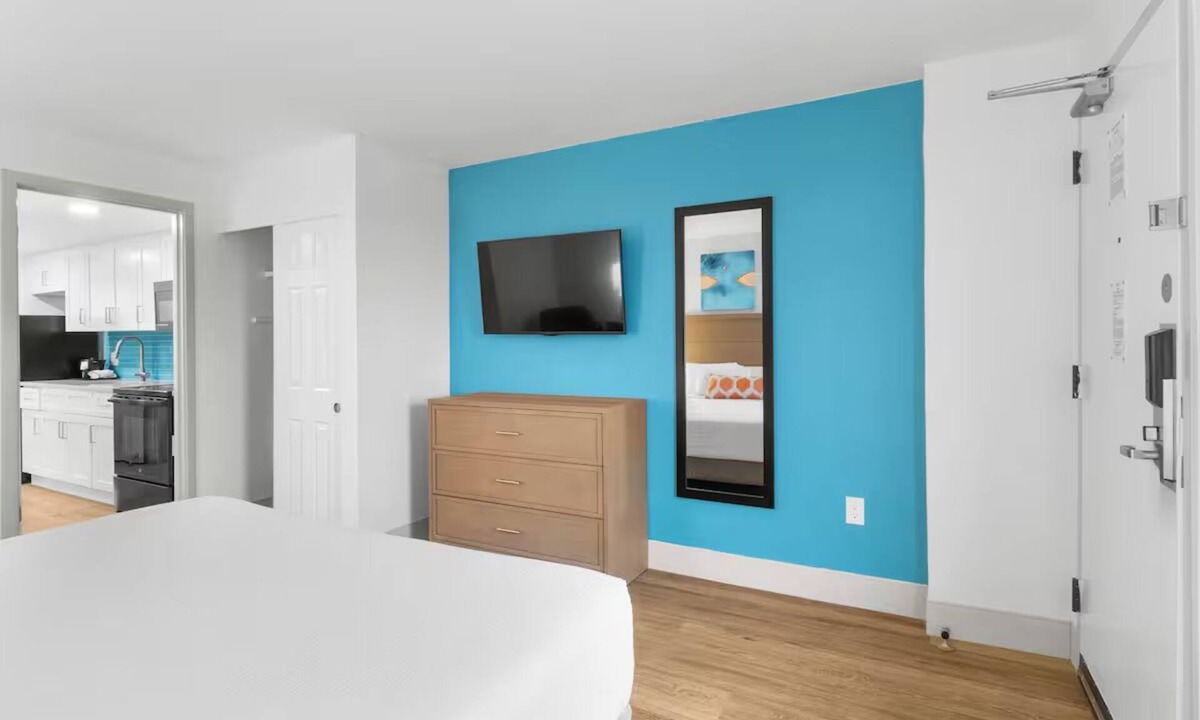 Myrtle Beach Resort | Oceanfront Deluxe 1BR King Suite | Balcony, Pool, 1.2 mi to Broadway