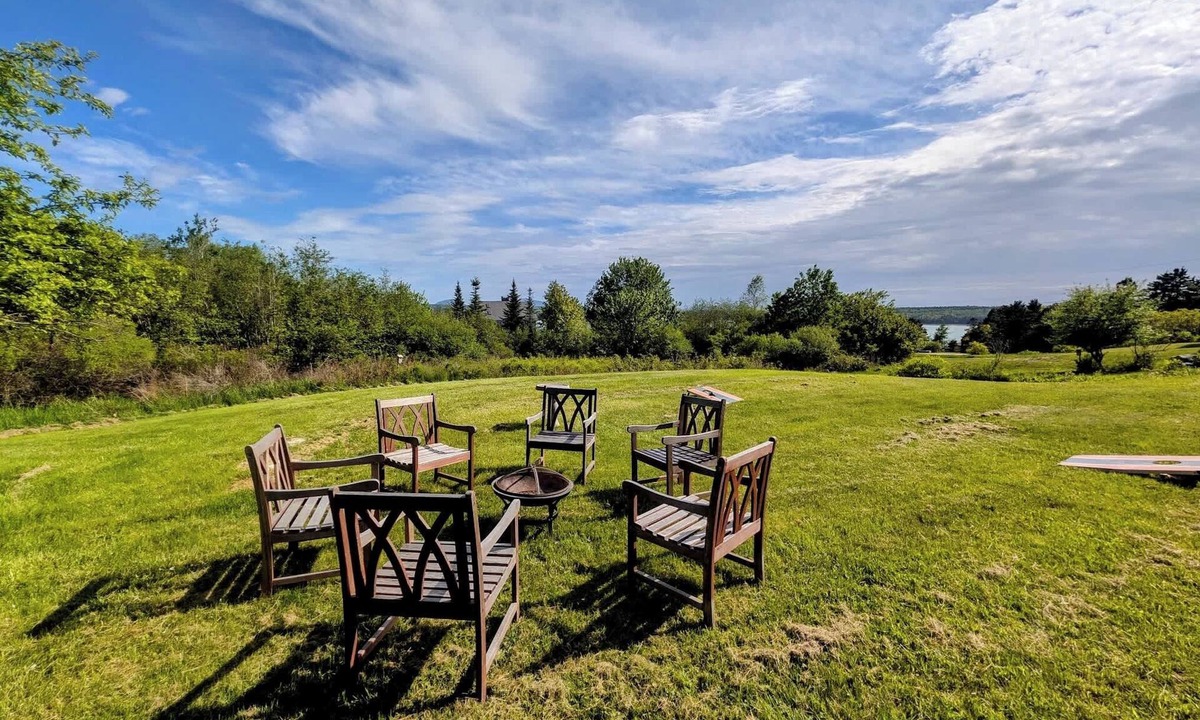 Marlboro House | Oceanfront Gem: Walk to Beach & Mountain Views