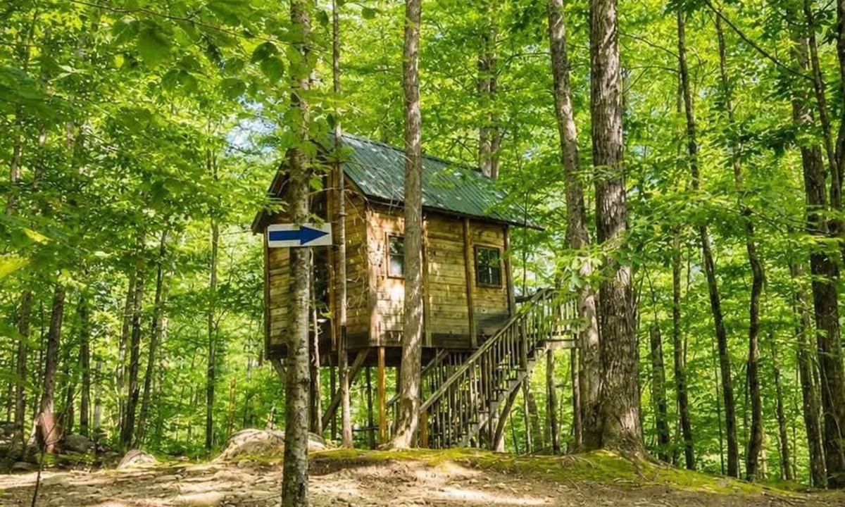 Stoneham House | Off-Grid Treehouse! White Mountain National Forest