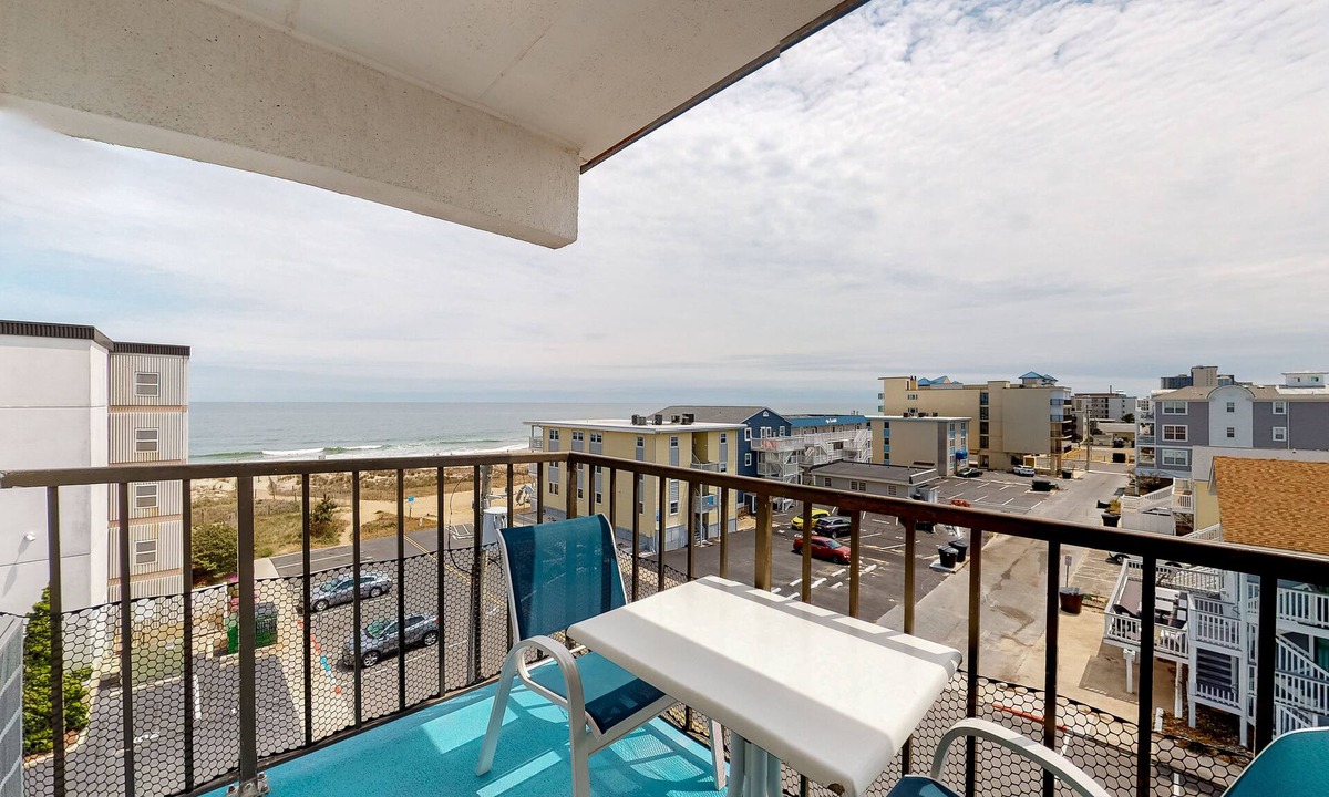 North Ocean City Condo | Partial Ocean View Condo w/Balcony, AC, W/D & Shared Pool - Steps to the Beach