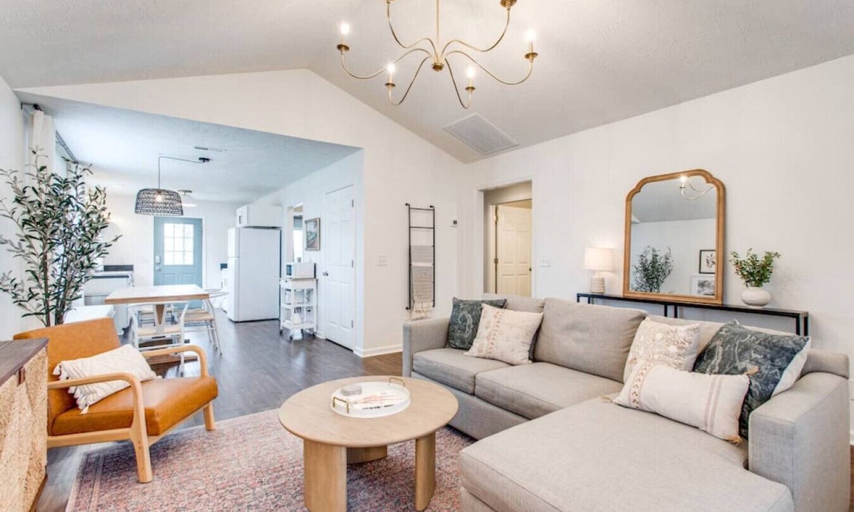 Spring Hill House | Pet Friendly |Fully Fenced Yard|Shops/Food Nearby