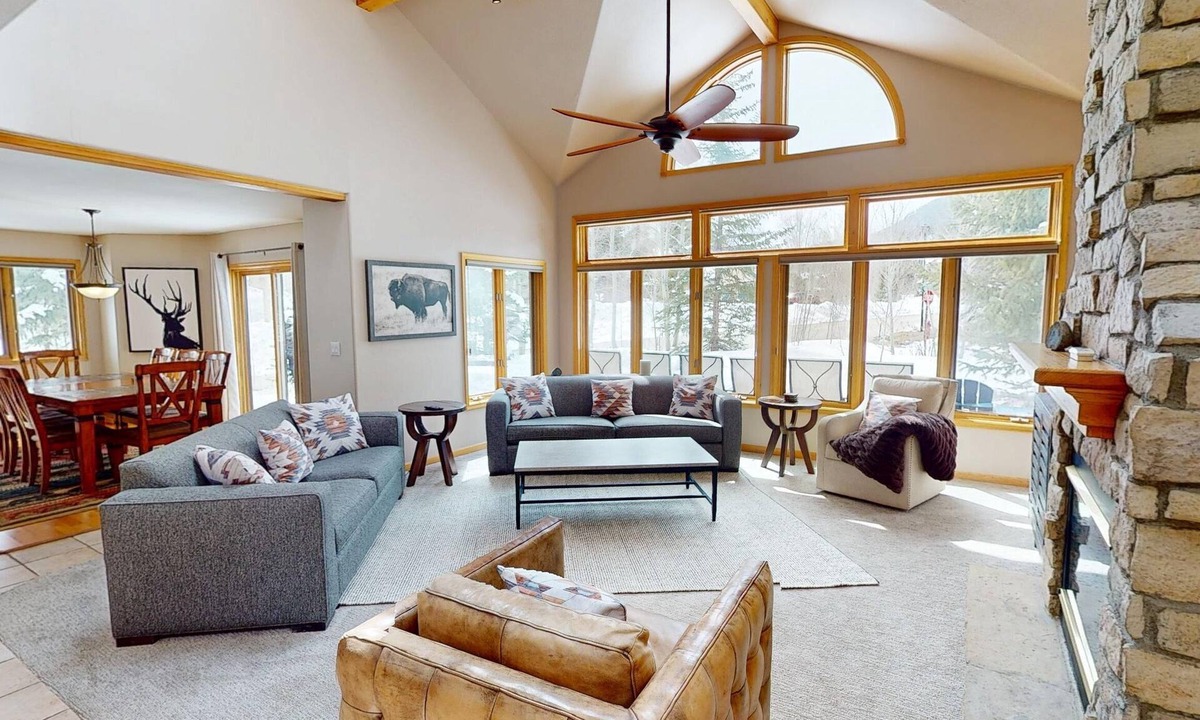 Three Peaks House | Pet Friendly, Private Hot Tub, Deck! BIG Home for Family/Teams. Near Events