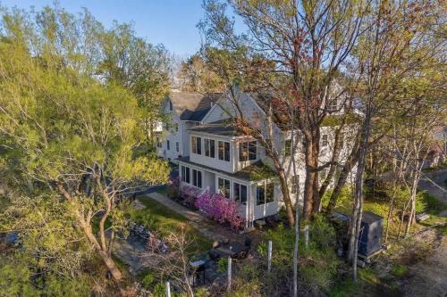 Ocean Park Apartment | Private Coastal 4 Bedroom Residence in the Heart of Ocean Park Maine with Nearby Beach Access