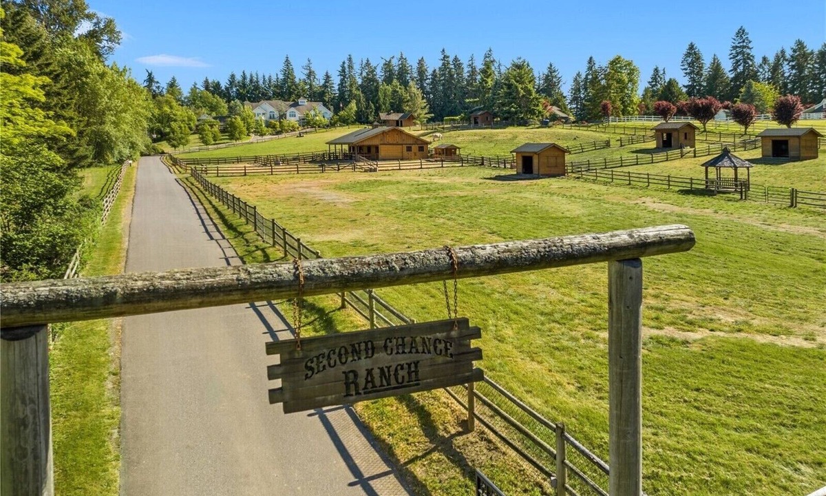 Sammamish Villa | Private Luxury 6-Acres Estate/Pool Court & Goats