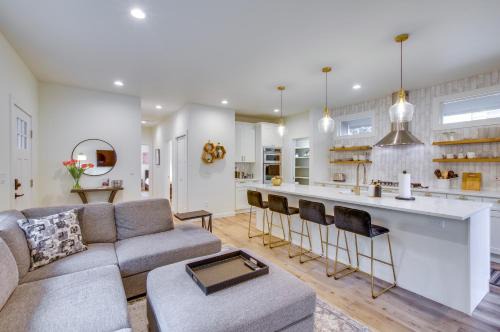 North Rose Hill House | Private Yard & Fire Pit! Modern Kirkland Abode