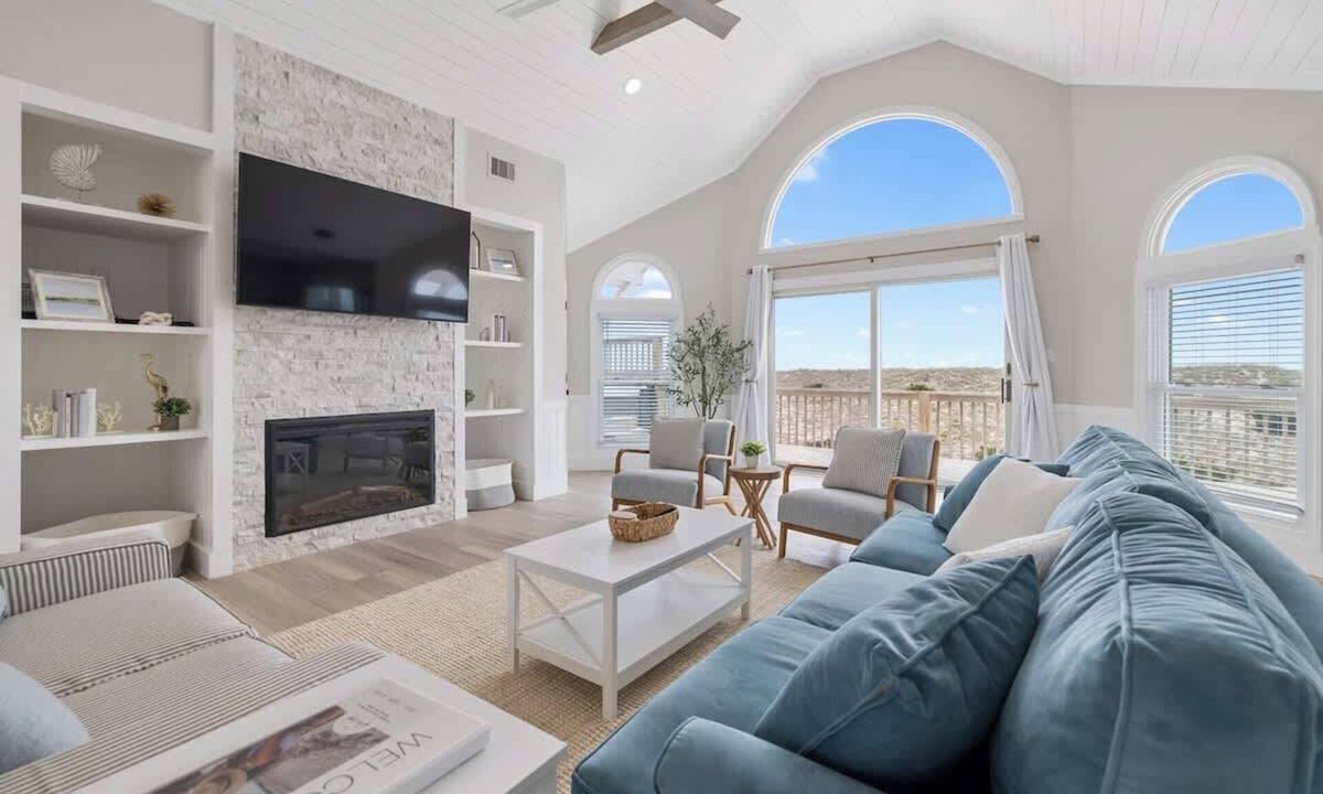 Waves House | Relaxing Oceanfront Retreat | Pool, Hot Tub & Beach - Sleeps up to 14!