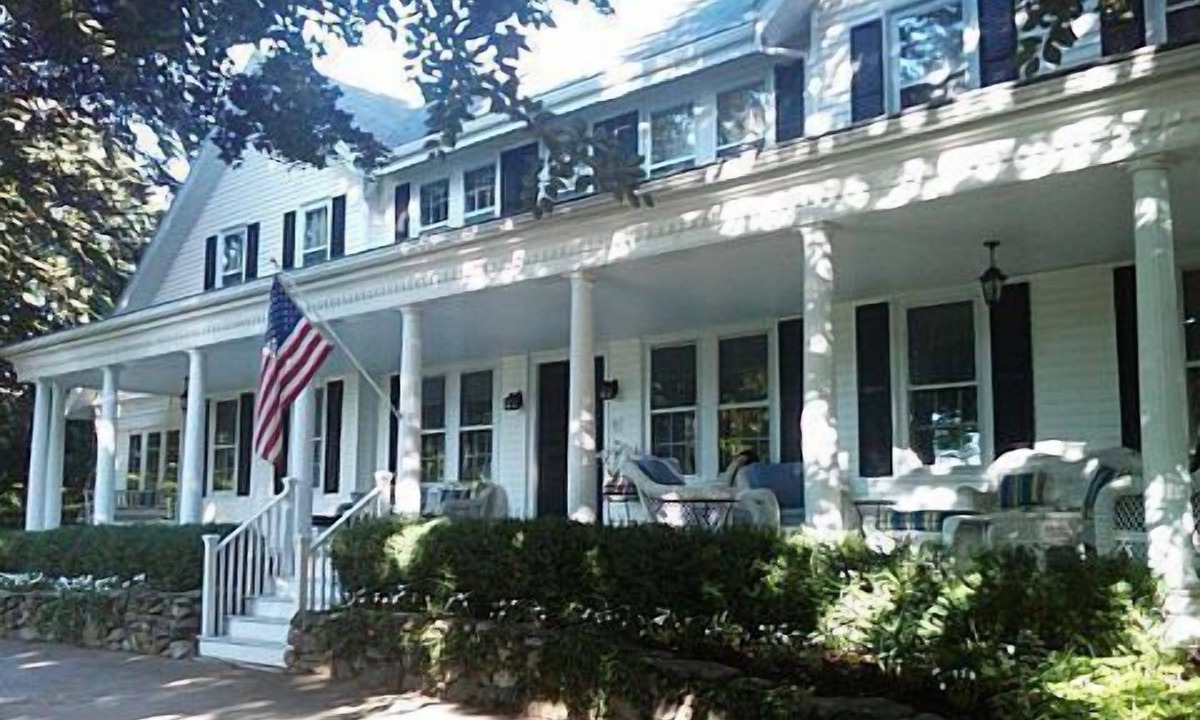 Shoreby Hill House | Reserve our final week for 2026 August 22-29 Luxury Shoreby Hill Residence.