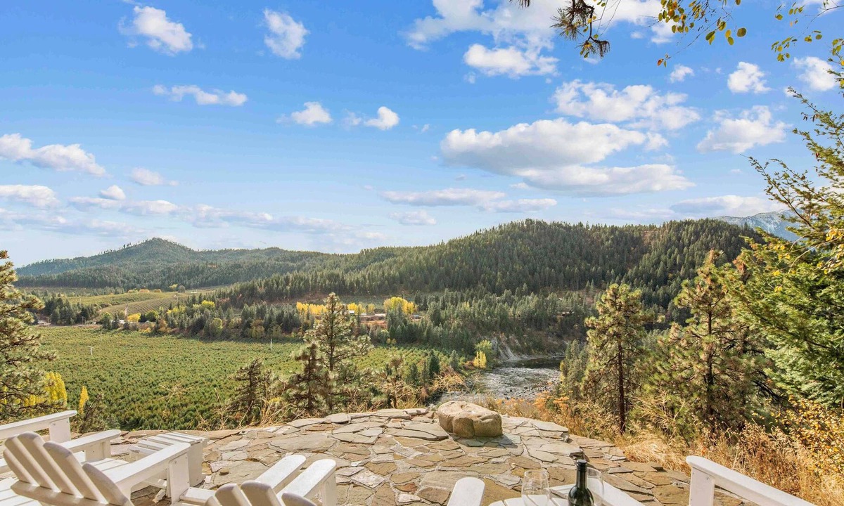 Peshastin Cabin | River Heights Home-Romantic Luxury*Hot Tub*Jetted Tub*Mtn and River Views