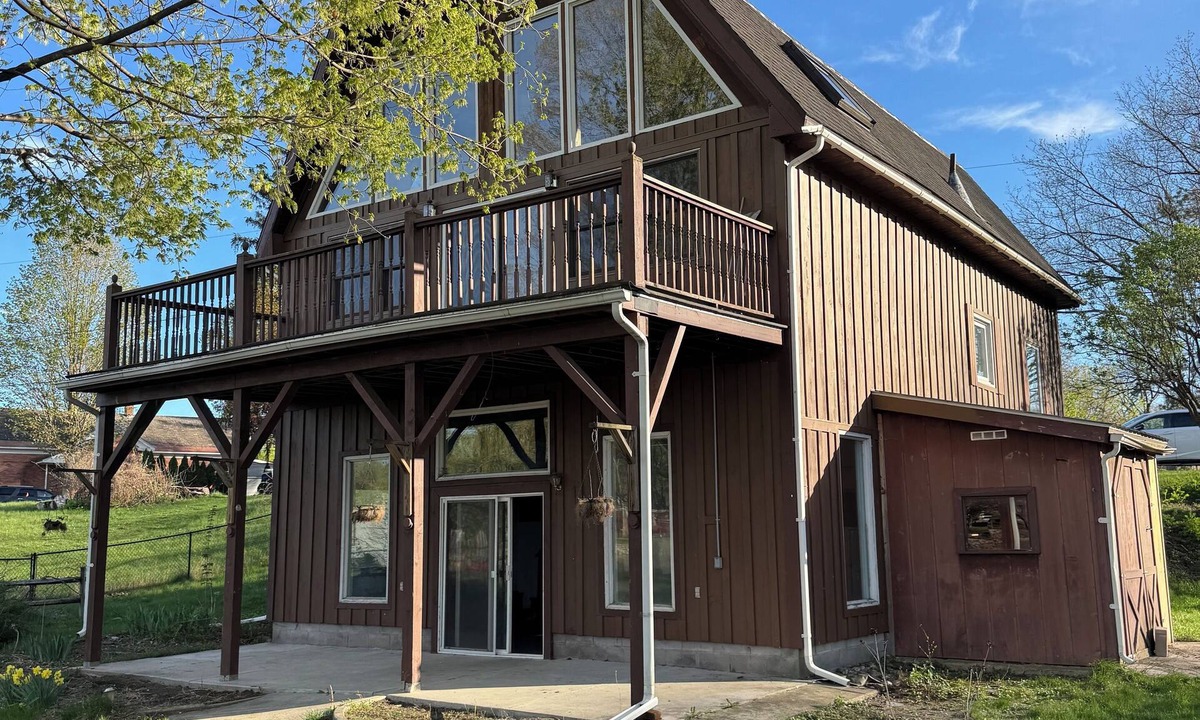 Fort Edward House | Riverfront 2-bedroom house tons of light, AC, deck & patio Sleeps 8 Pet Friendly