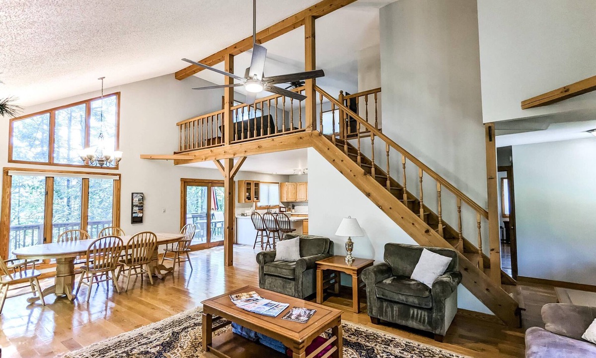 Weaverville House | Rustic Pet‑Friendly Cabin Hot Tub Sleeps 10 Walk to JuneBug Venue