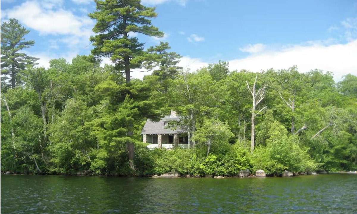 Center Lovell Cottage | Serene 5 bedroom cottage on Kezar Lake in Lovell perfect for family getaways.