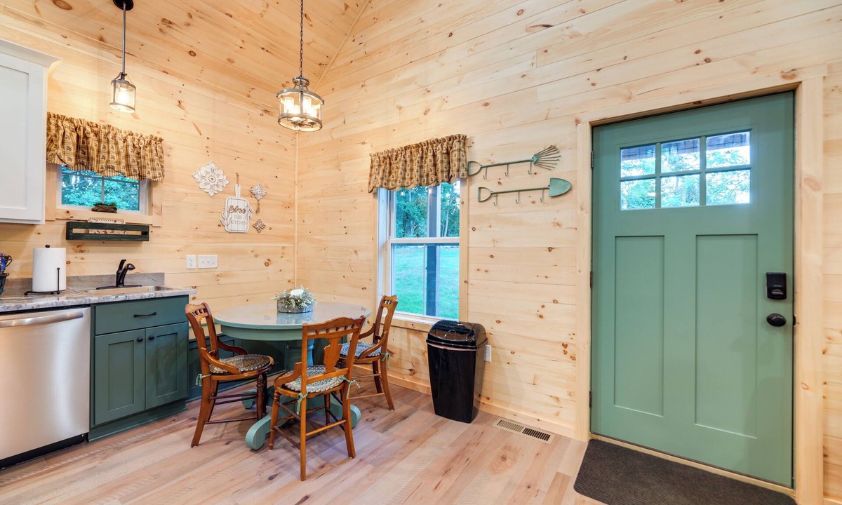 Williamstown Cottage | Serene Kentucky Cabin w/Fireplace + Fire Pit!