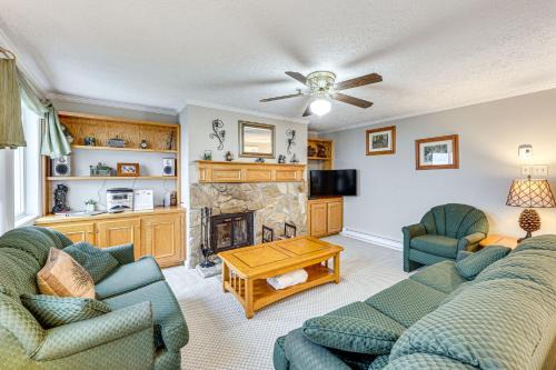 Edray House | Snowshoe Condo w/Mtn Views, Walk to Ski Lift