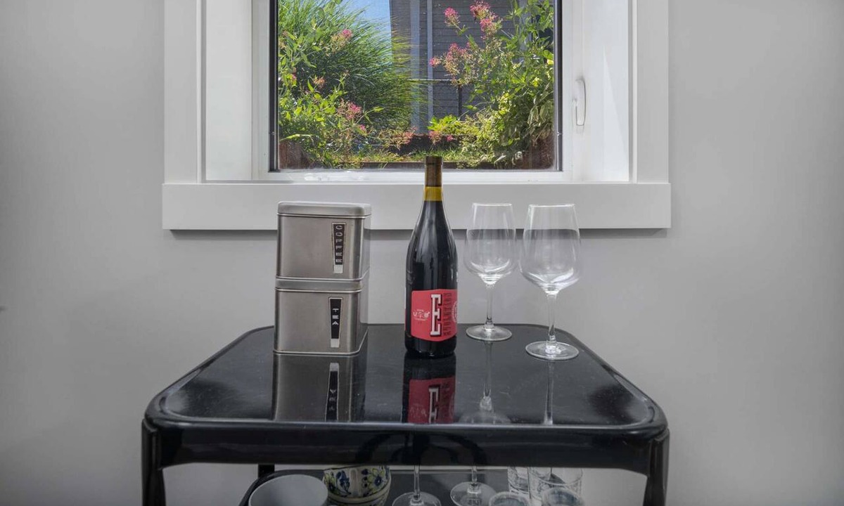 Richmond Apartment | Southeast Portland Retreat - Private Entrance - Walkable to Restaurants & Bars - 5 Min to Downtown