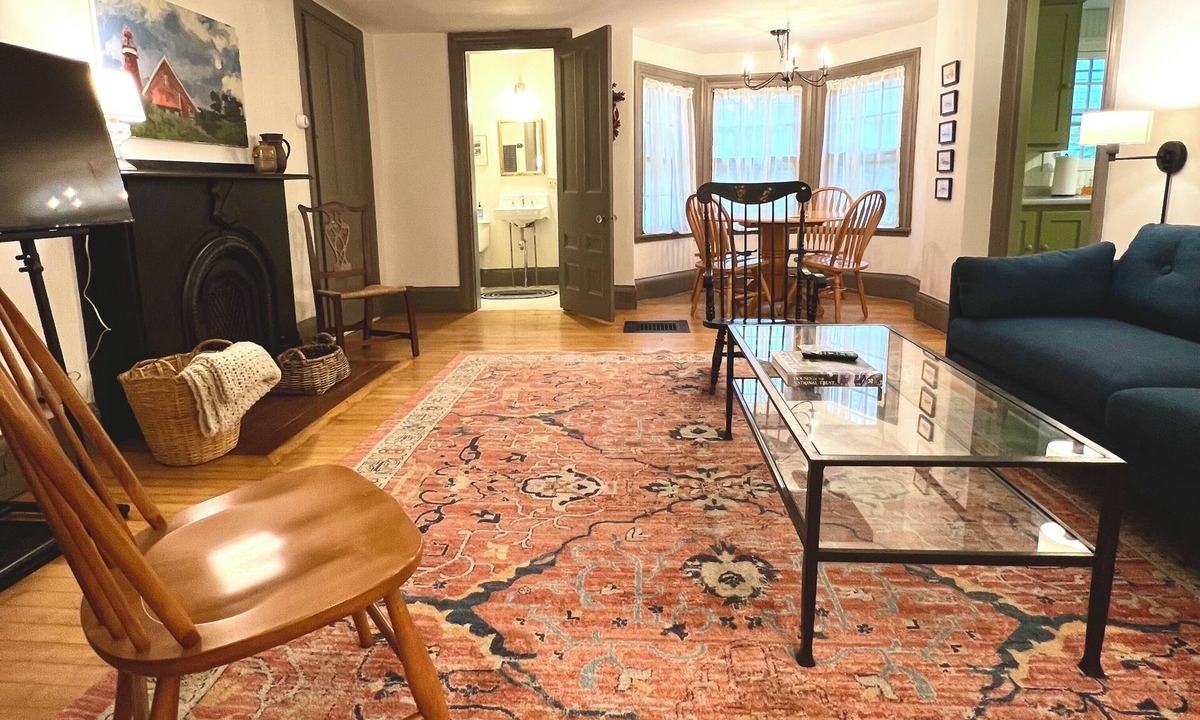 Belfast Apartment | Spacious and bright 3-bedroom in a charming historical building in town Belfast