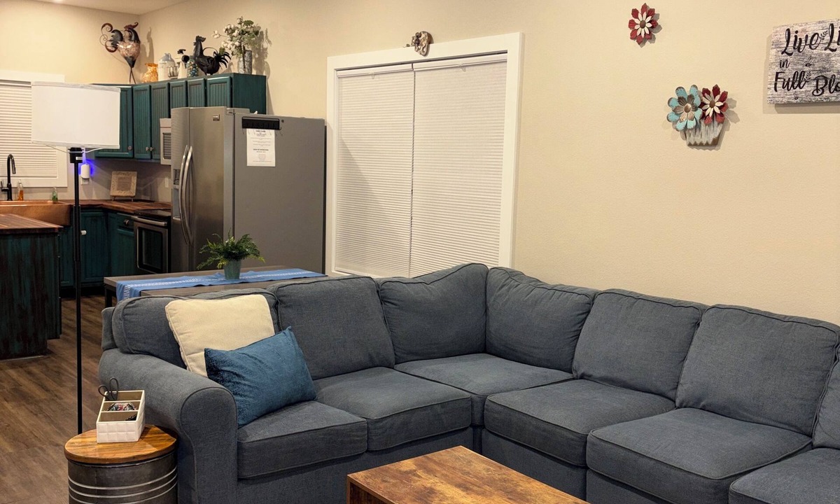 Sullivan House | Spacious Private Studio Attached Garage WasherDryer Wi-Fi