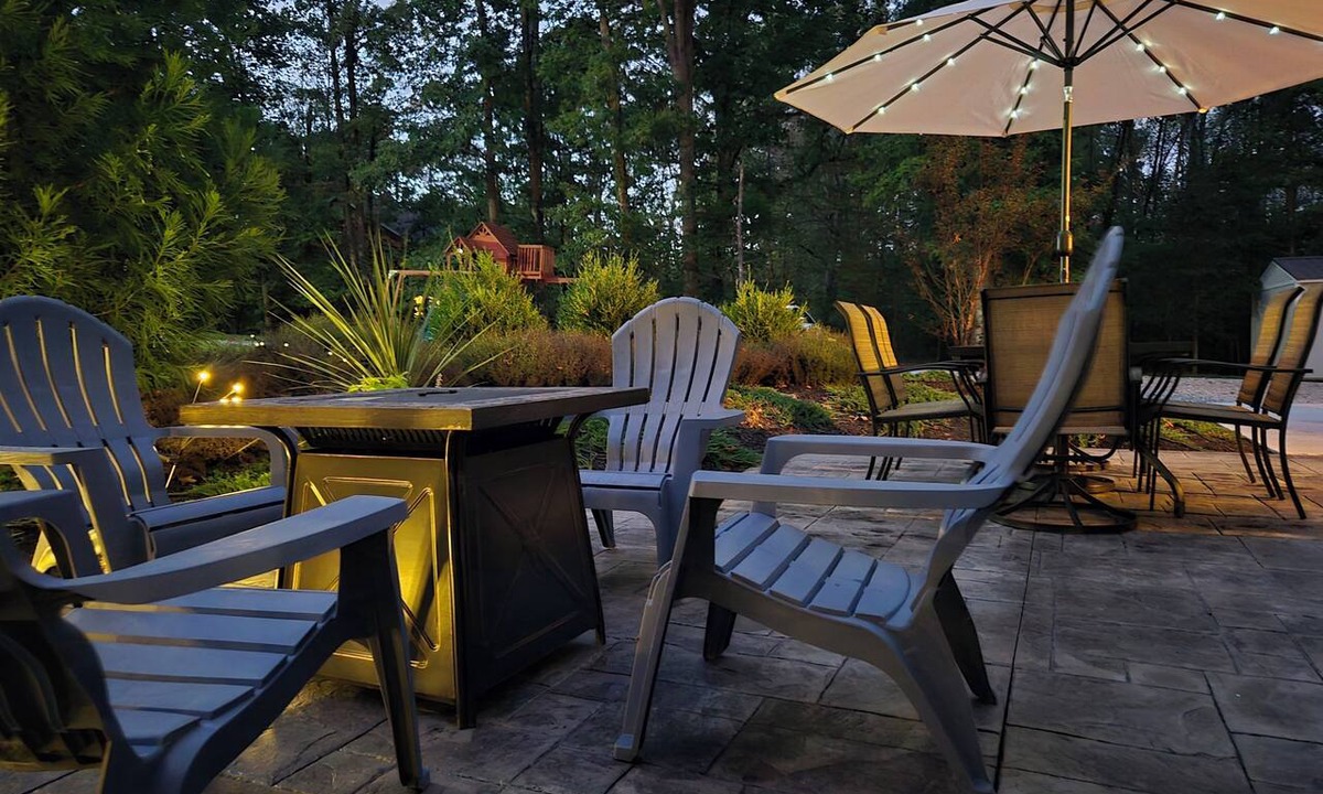 Forest House | Spacious Retreat 10 min Liberty|King|Patio|Firepit|Grill|Playset