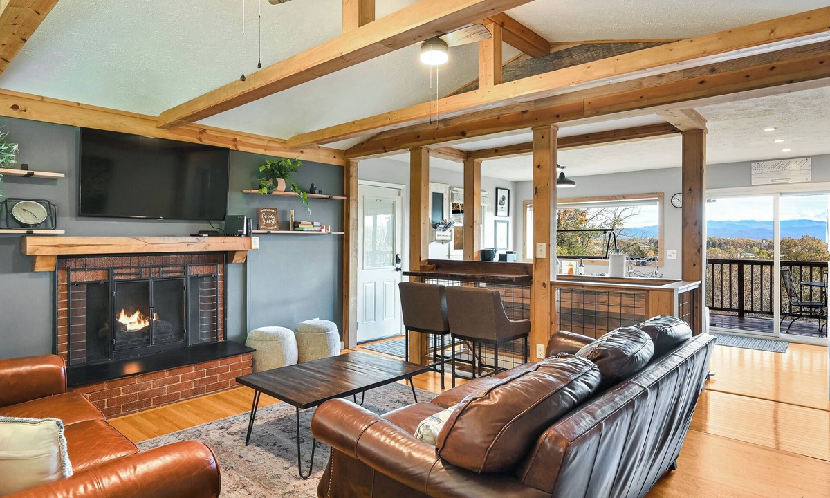 Skyland House | Spectacular Views! Hot Tub-10 mins from Dwntwn Asheville-Huge Fenced Yard!