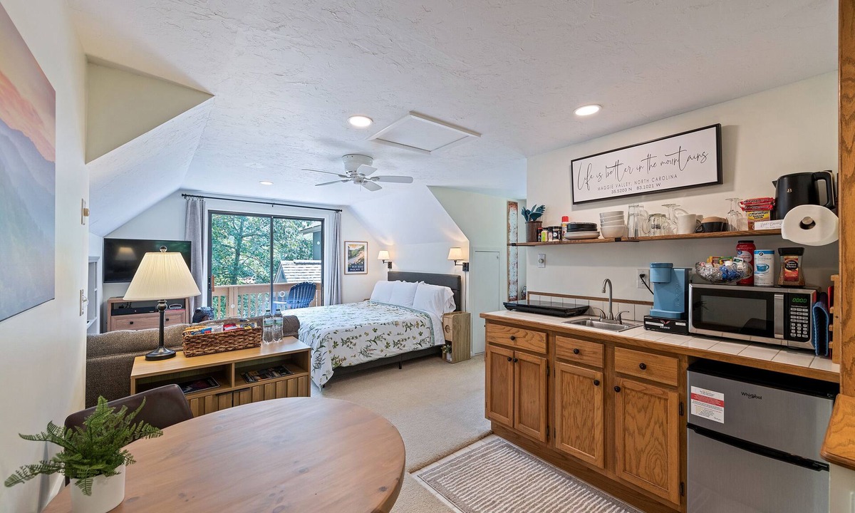 Valley Creek Run Apartment | Starswept Studio- Close to Skiing, Brewery, & Breakfast, Close to GSMNP and BRP.