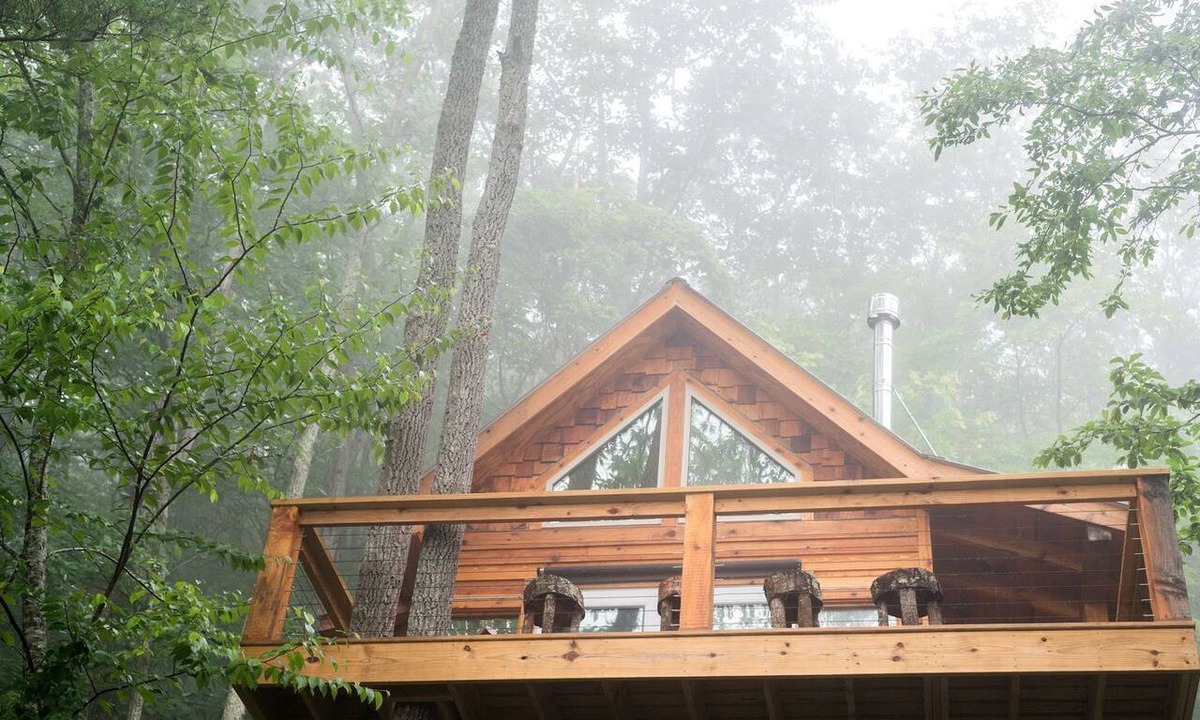 Canton Cabin | Stunning Pet-Friendly Treehouse for Relaxing Glamping Retreats in North Carolina